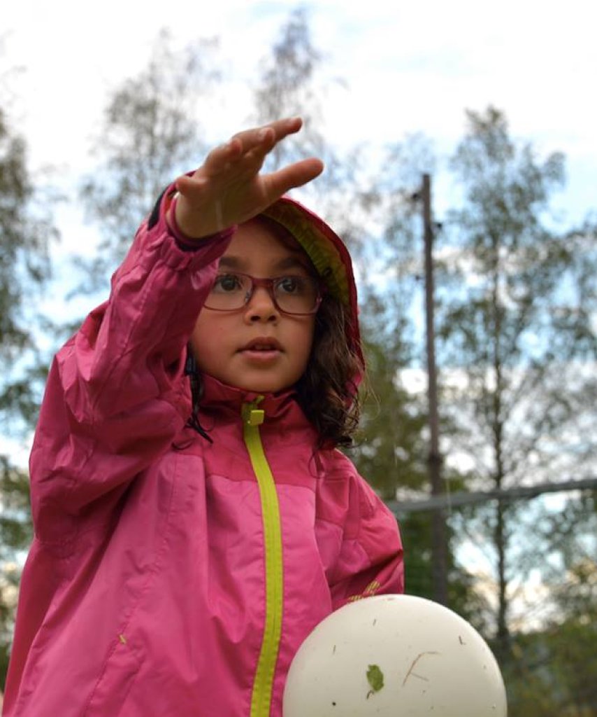 Lektion i regnet på Idlas sommarläger. På Idlalägret tränar man utomhus oavsett väder.