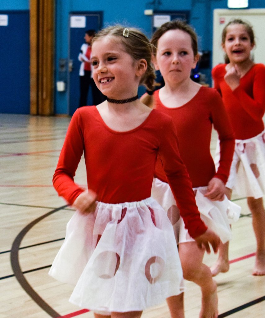 6-8 års gruppen på uppvisning i Åkeshovshallen. Flickorna kommer från 6-8 års gruppen i Idlas gymnastik i Hässelby.