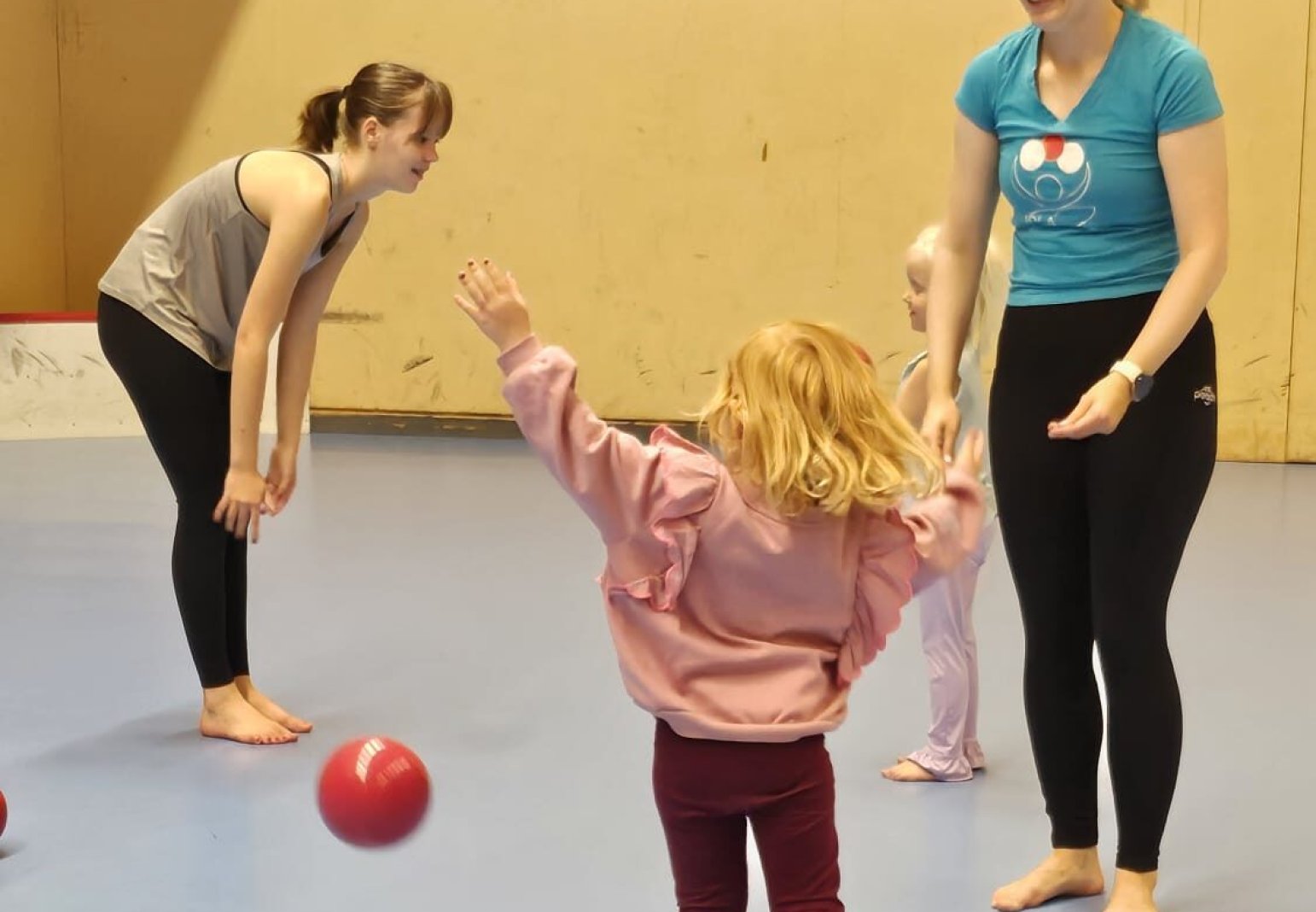 4-5 åring på Idlas gymnastik i Liljeholmen, Stockholm. En ledare och en assistent finns med i bakgrunden.